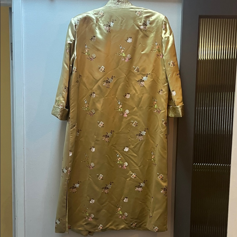 1960s Singapore Gold Brocade Silk/ Satin Tangzhuang Duster Jacket - Picture 4 of 5